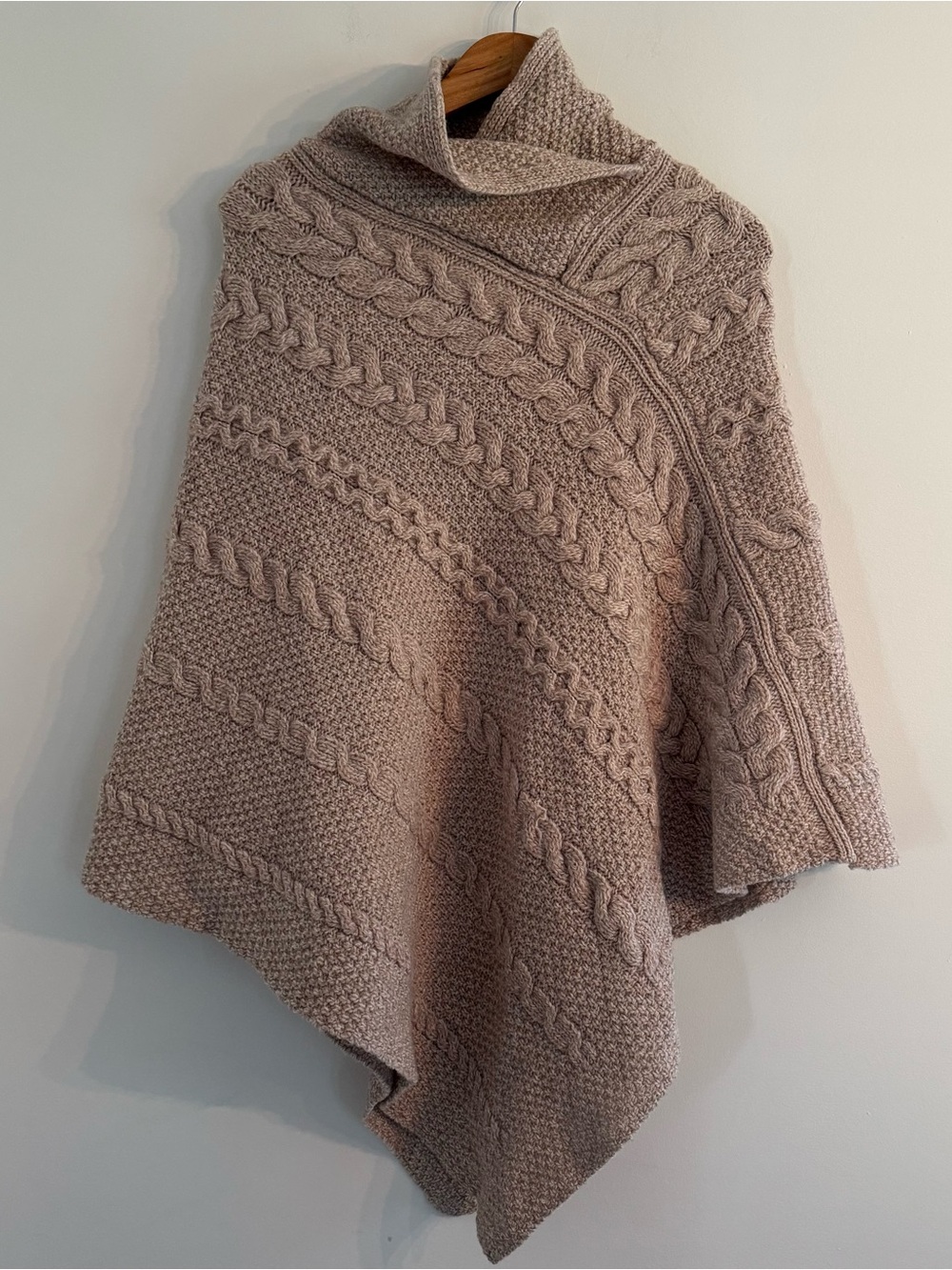 Inis Crafts Poncho Sweater Womens M/L Beige Cable Knit Merino Wool Fisherman